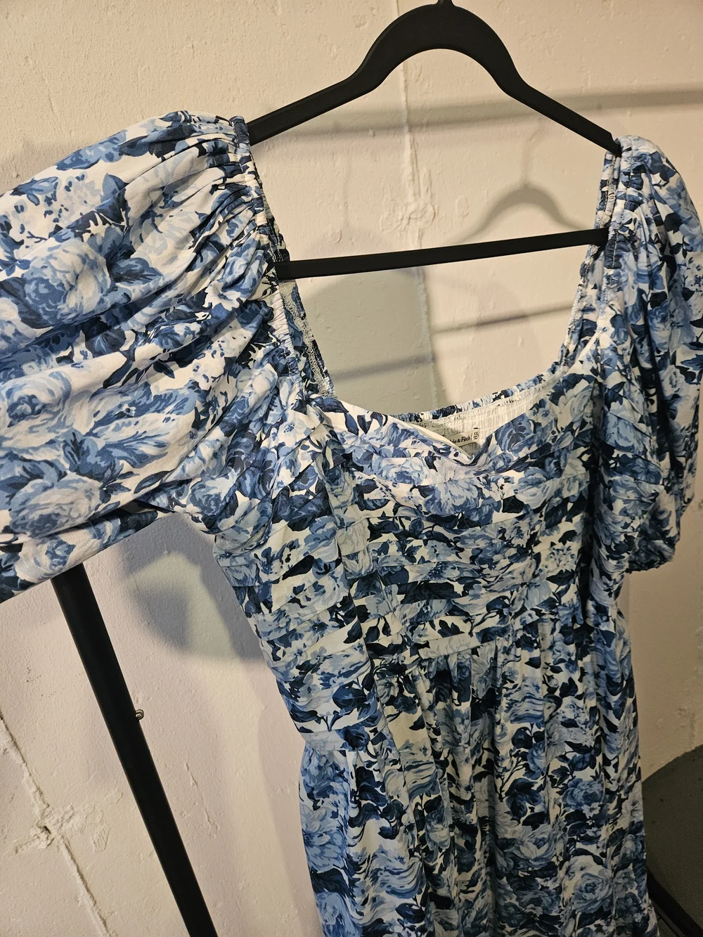 Abercrombie & Fitch feminine midi